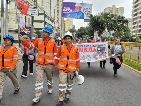 Ministro interviene en huelga de Minera OREX